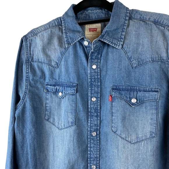 Levi’s Woman’s vintage-look pearl snap long sleeve western-style denim shirt - Picture 2 of 9